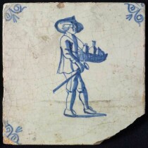 Beroepentegel, blauw met afbeelding van een man met hoed en een blad met flessen en wandelstok in de hand, hoekmotief ossenkop