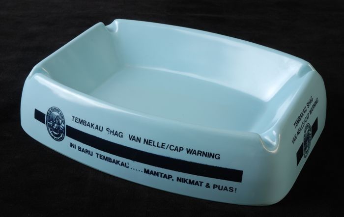 lichtblauwe asbak tembakau shag nelle cap warning museum rotterdam de stad lichtblauwe asbak tembakau shag nelle cap warning museum rotterdam de stad