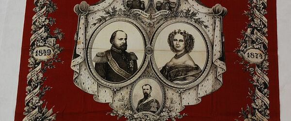 Herinneringsdoek, bedrukt met prent in zwart en wit tegen rode achtergrond, ter herinnering aan 25-jarig koningsschap van Willem III, 1849 - 1874