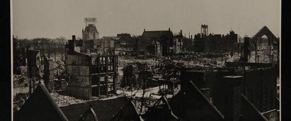 Foto centrum Rotterdam na bombardement met ruïne Rosaliakerk