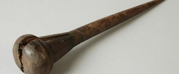 Marlpriem, splitsijzer met een kort bol houten handvat met een lange kegelvormige ijzeren priem