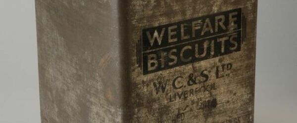 Rechthoekig metalen biscuitblik "WELFARE BISCUITS" van "W.C.&S. LTD.", afkomstig van voedseldropping Tweede Wereldoorlog