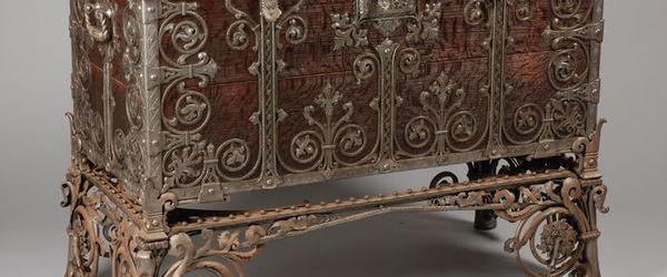 Kist van eikenhout met smeedijzeren sierbeslag, bij de kist hoort een onderstel (B) in dezelfde neo-renaissance stijl