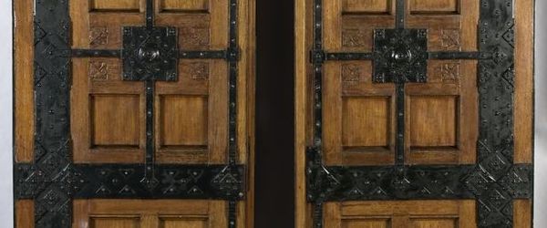 Dubbele houten deur met metaalbeslag, afkomstig van de Koninginnekerk