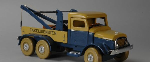 Houten model van een takelwagen met "TAKELDIENSTEN"