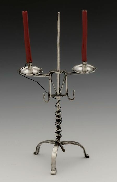 Kakadu aluminium Tegenwerken Collectiestuk: Zilveren miniatuur kandelaar met twee rode (nep)kaarsen |  Museum Rotterdam