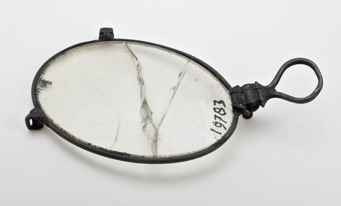 Spectaculair Minimaal voorspelling Collectiestuk: Fragment bril, deel montuur met één glas | Museum Rotterdam