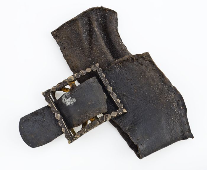 gereedschap Verplicht Bewust worden Collectiestuk: Schoengesp, versierde gesp met lederen dwarsriem | Museum  Rotterdam