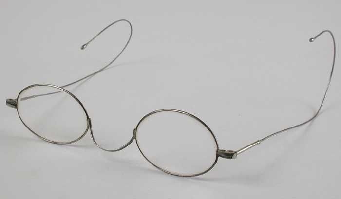 met de klok mee helikopter ik heb nodig Collectiestuk: Bril met ovale glazen op sterkte, zeer dun zilverkleurig  metalen montuur en dunne flexibele veren met gebogen eind | Museum Rotterdam