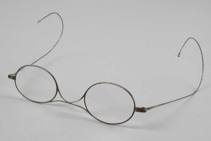 binair domesticeren pen Collectiestuk: Bril met ovale glazen op sterkte, montuur van dun blank  metaal met K-brug en flexibele veren, aan het eind omgebogen | Museum  Rotterdam