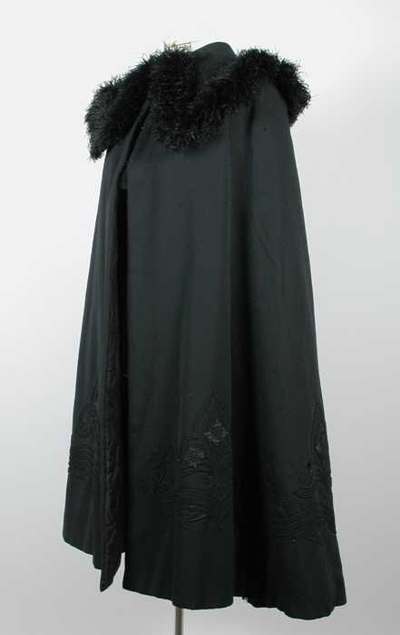 Bewustzijn Zonder twijfel Fruitig Collectiestuk: Lange cape van gewatteerde zwarte wol, brede kraag met  soutache en maraboeveertjes, soutache langs de zoomrand | Museum Rotterdam