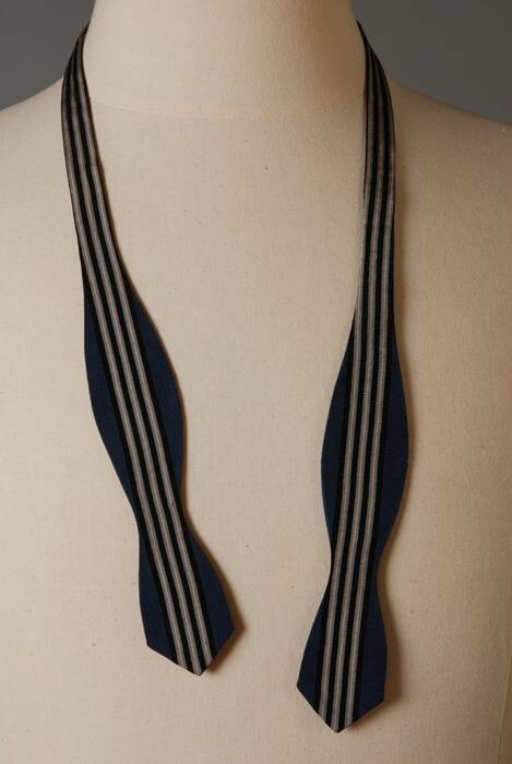 nemen Tragisch Een goede vriend Collectiestuk: Ongestrikte vlinderdas van donkerblauw, grijs, wit en zwart  gestreept zijde, verstelbare band, 'pure silk' | Museum Rotterdam