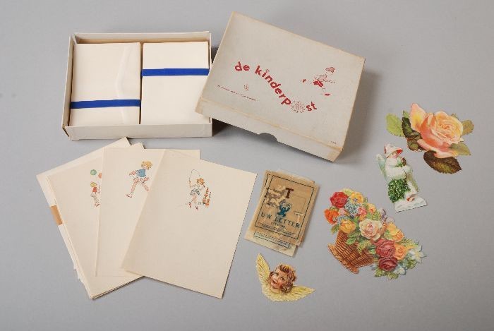 Steil ontploffing PapoeaNieuwGuinea Collectiestuk: Kinderpostpapier in doos, met drie zakjes letters en een  zakje poëzie-plaatjes, voor op brief | Museum Rotterdam