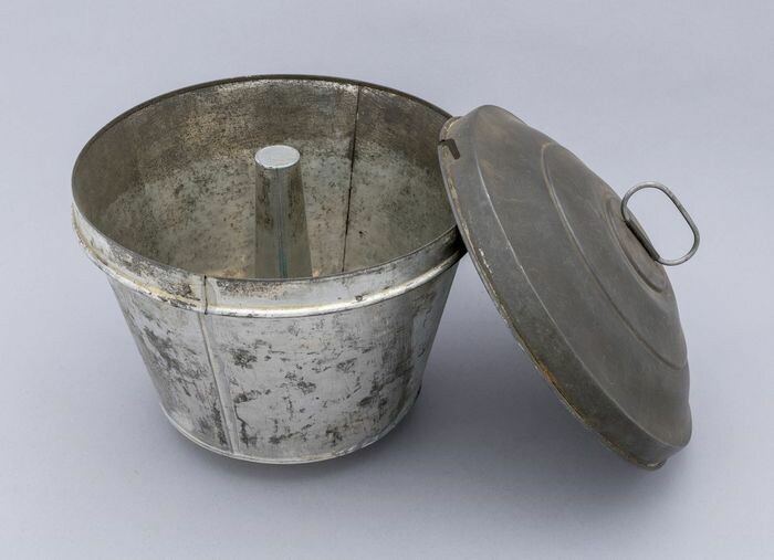 Gehoorzaamheid gebonden Voorganger Collectiestuk: Blikken pudding- of tulbandvorm met losse deksel | Museum  Rotterdam