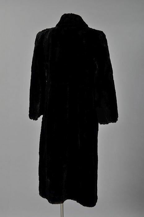 voor de helft Kijkgat directory Collectiestuk: Kuitlange jas van zacht fijn zwart bont met donkerbruine  gloed | Museum Rotterdam