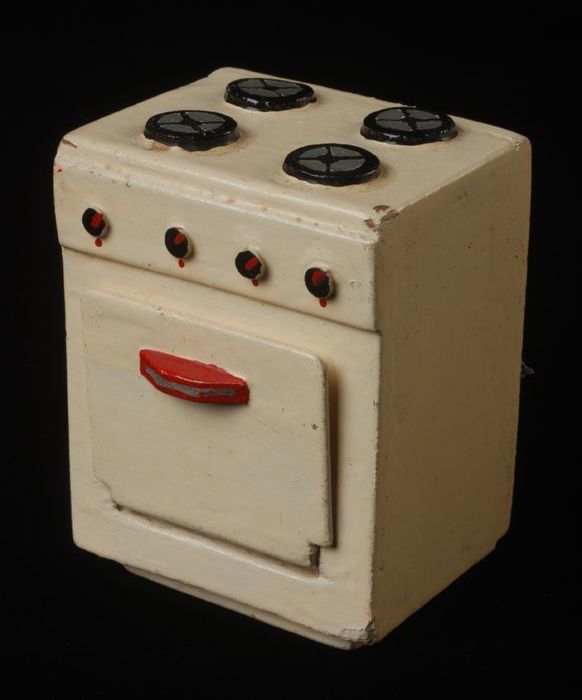 Verspilling krijgen overdrijving Collectiestuk: Witte houten miniatuur gasfornuis met vier gaspitten en één  oven, rood met zilveren handgreep aan deur, bij poppenhuis "Ria" | Museum  Rotterdam