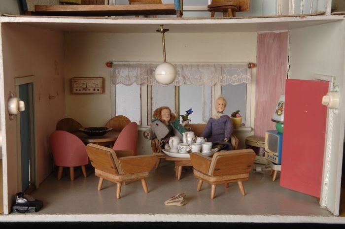 Poppenhuis “ria” met woonkamer, keuken, hal, en toilet op begane ... Met woonkamer
