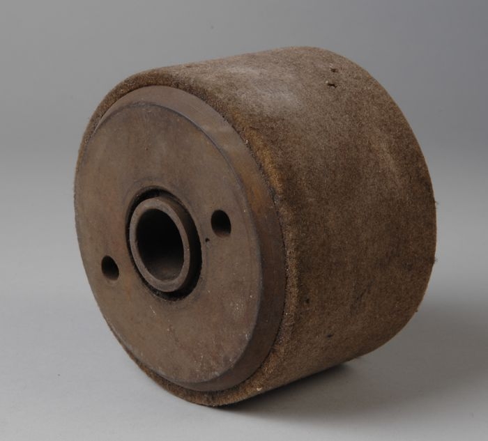 Collectiestuk: Twee ronde schijven van metaal vilt (E-F), één schijf met polijstpapier (G), onderdeel lustreermachine | Museum Rotterdam