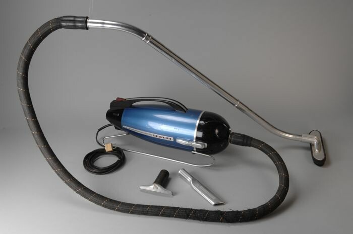 voorzien Raar bar Collectiestuk: Torpedomodel stofzuiger Erres, sledestofzuiger in  metallic-blauw en zwart, met slang, buis en hulpstukken | Museum Rotterdam