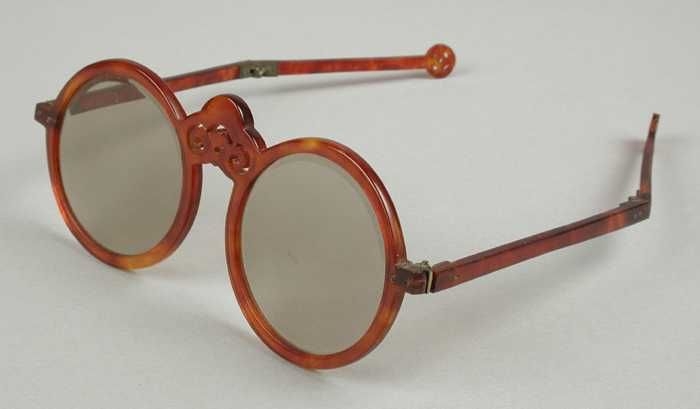 symbool Onleesbaar gokken Collectiestuk: Mandarijnenbril, bril met ronde beige getinte glazen op  sterkte, montuur en scharnierende veren van roodbruin kunststof | Museum  Rotterdam