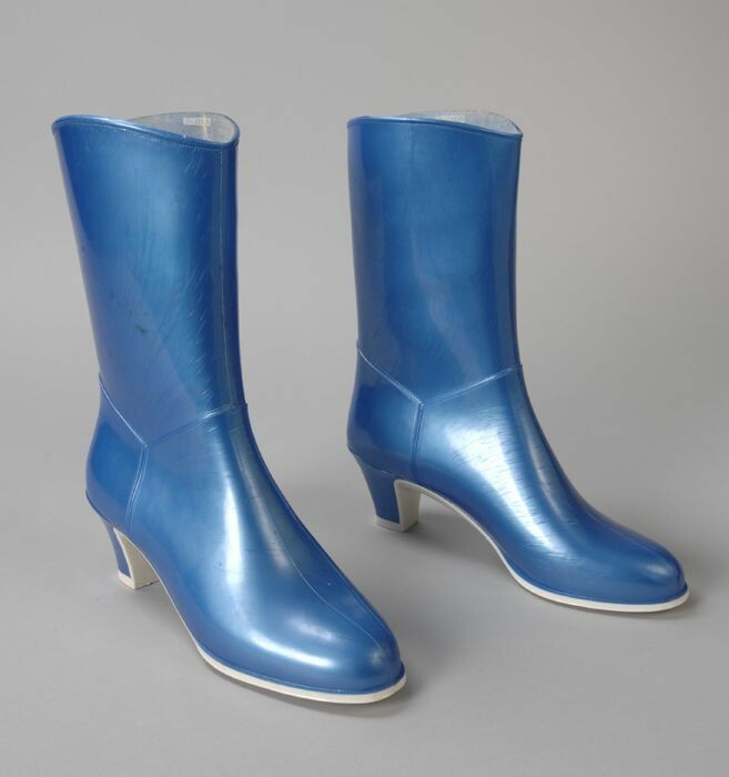 Optimisme Onderscheid meisje Collectiestuk: Metallic blauwe kuithoge rubberen laarzen met cubahak, zool  van wit rubber, met ingegoten imitatie stiknaden | Museum Rotterdam