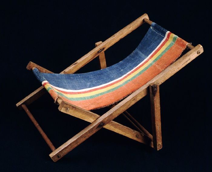 Grondwet zoom beoefenaar Collectiestuk: Miniatuur strandstoel, beukenhouten frame met canvas zitting  met gekleurde strepen, drie lig-standen | Museum Rotterdam