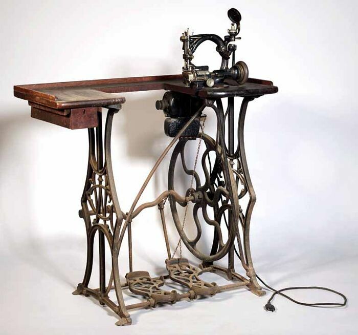 Spotlijster Kleverig kwartaal Collectiestuk: Trapnaaimachine op tafel uit hoedenmakerij | Museum Rotterdam