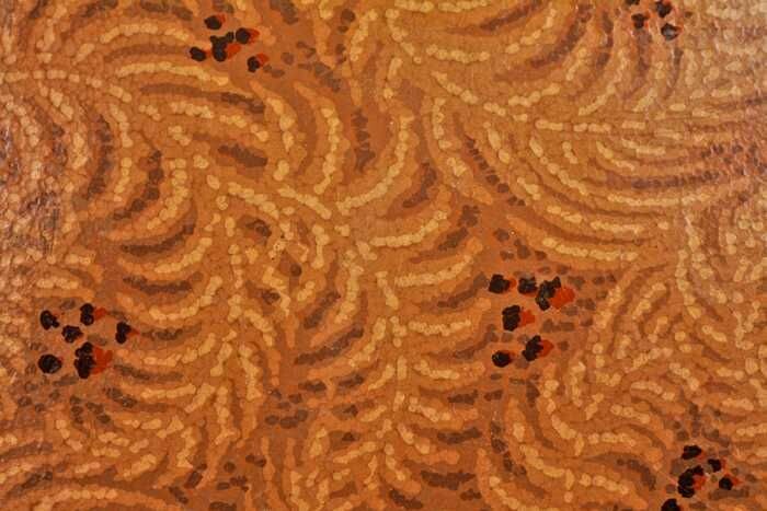 Collectiestuk: Fragment balatum, zeilachtige vloerbedekking, beige fond met daarop varenbladachtig patroon stippen in rood, donkerbruin en verschillende okertinten | Museum Rotterdam