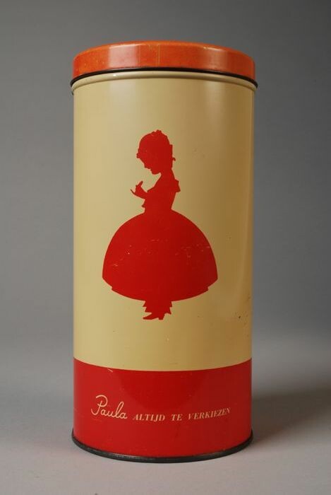 Collectiestuk: Beschuitbus van bakkerij Paul C. Kaiser met rood silhouet meisje in wijde hoepelrok, beeldmerk Paula, en opschrift "Paula altijd verkiezen" | Museum Rotterdam