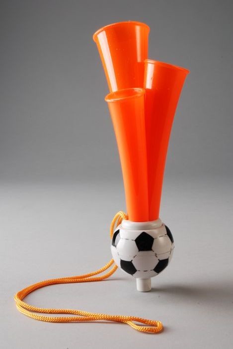 lancering Geheugen schot Collectiestuk: Oranje toeter met drie hoorns van verschillende lengte en  voetbal bij het mondstuk, koordje om hoorns gewikkeld | Museum Rotterdam