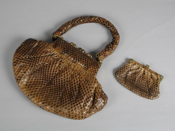 Slangenleren handtas, met bijbehorend beursje, spiegeltje en kam-etui Museum Rotterdam