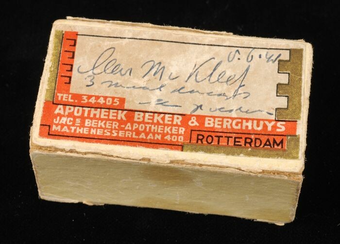 Collectiestuk: Medicijndoosje van "Apotheek Beker & met handgeschreven "8.6.41 Mevr. M v Kleef, drie maal daags een poeder" | Museum