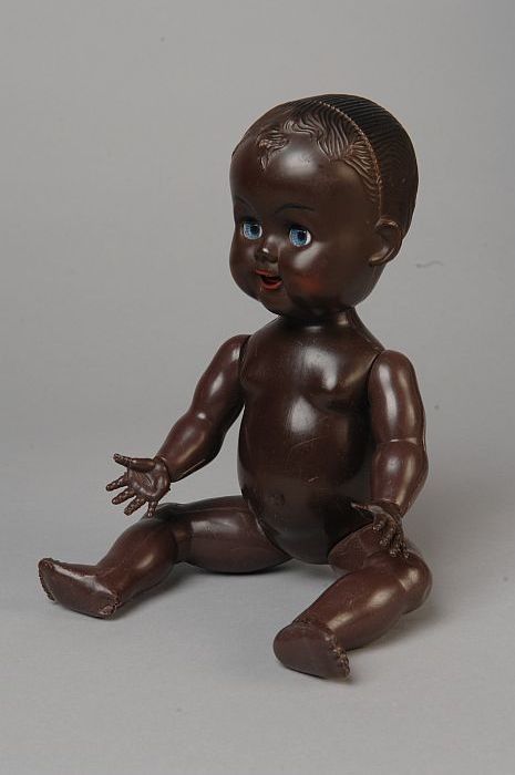 Collectiestuk: Kunststof pop, met bruine huid, draaibare armen en benen, blauwe en beweegbare tong | Museum Rotterdam