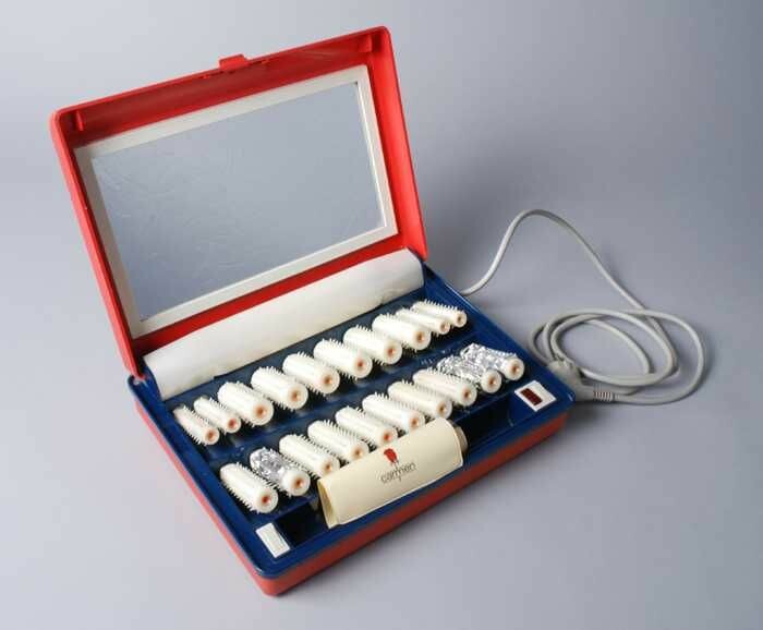 De databank altijd rijst Collectiestuk: Elektrische Carmen krulset: rode doos annex  verwarmingsapparaat met 20 haarkrullers en 22 krulspelden in drie formaten,  spiegel, verlichting | Museum Rotterdam