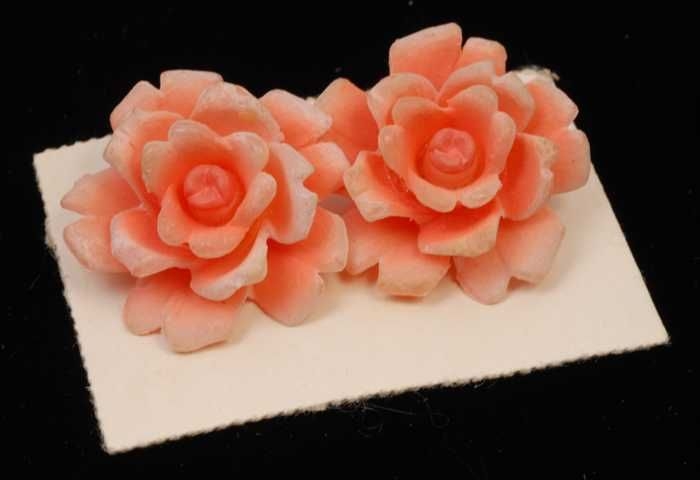 cement oud Dubbelzinnigheid Collectiestuk: Paar oorbellen, clip met roze plastic roos, op wit karton,  kapper Van Vliet | Museum Rotterdam