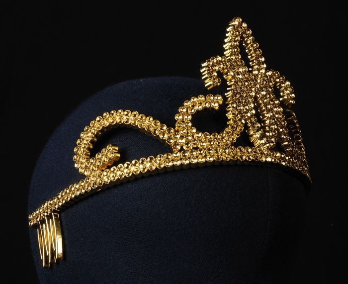 Dat viool Triatleet Collectiestuk: Goudkleurige tiara bij gele prinsessenjapon (A) | Museum  Rotterdam