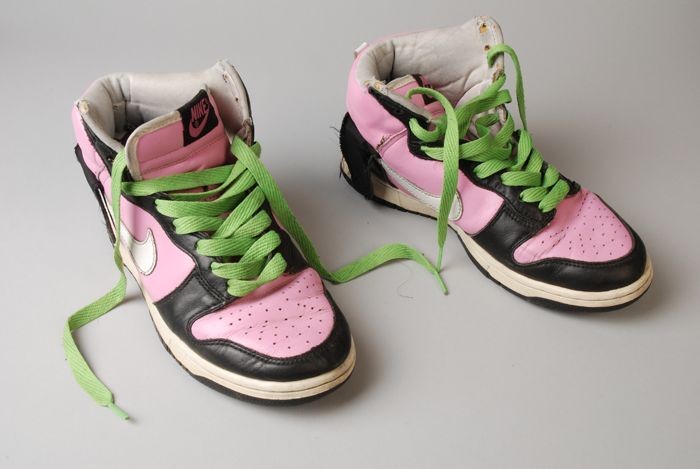 zuigen ik ben ziek Sui Collectiestuk: Paar sneakers, merk Nike, maat niet meer leesbaar, kleuren  overwegend roze en zwart, met groene veters | Museum Rotterdam