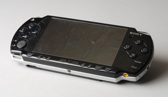 Compliment deugd Vlak Collectiestuk: Draagbare spelcomputer PSP (Playstation Portable), merk  Sony, zwart | Museum Rotterdam