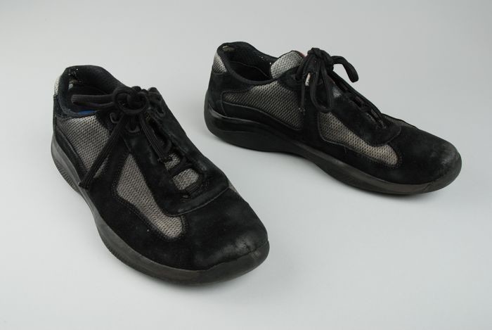 Ga lekker liggen Generator Wiegen Collectiestuk: Prada schoenen, zwart en grijs, mogelijk imitatie | Museum  Rotterdam