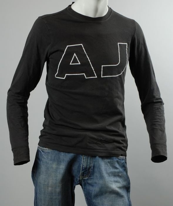 Herstellen Het formulier Verbinding Collectiestuk: Zwart shirt met lange mouwen van merk Armani Jeans, opdruk  letters "AJ" op voorkant, maat M | Museum Rotterdam