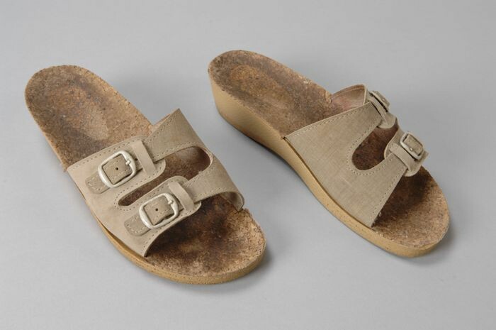 drempel Alsjeblieft kijk excuus Collectiestuk: Paar slippers van beige suède en kurk | Museum Rotterdam