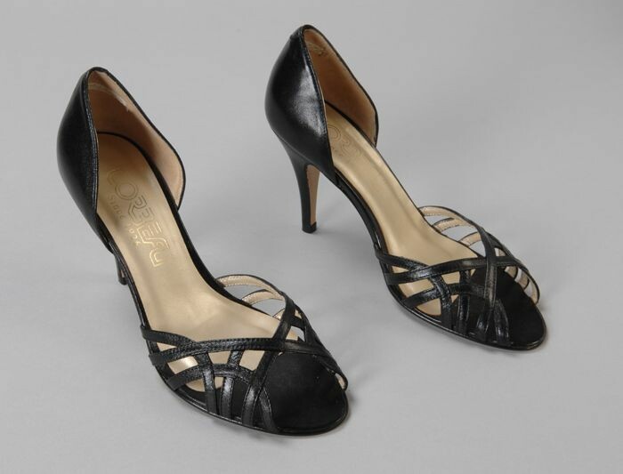 Lelie Stam Kracht Collectiestuk: Paar zwarte damesschoenen, hoge hak, open teen, "Corbeau" |  Museum Rotterdam