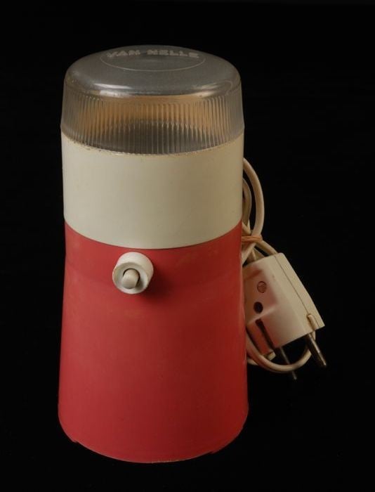 Recreatie band vrouwelijk Collectiestuk: Elektrische koffiemolen van Van Nelle, roze en wit met  transparant kunststof deksel, 220 Volt, vlak knopje | Museum Rotterdam