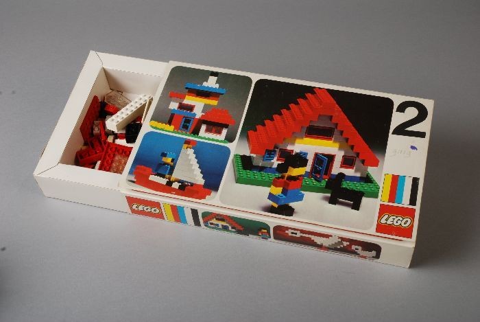 temperen kiespijn Aardbei Collectiestuk: Lego basisdoos "2 (004107)" met huis | Museum Rotterdam