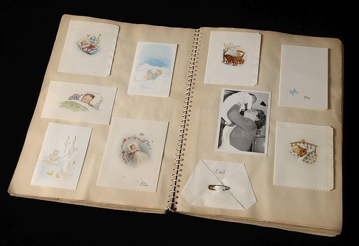 Collectiestuk: Plakboek met geboortekaartjes van baby's vroedvrouw Clasien Kramer tussen 1954 en 1967 op de wereld heeft gezet in Pendrecht | Museum Rotterdam